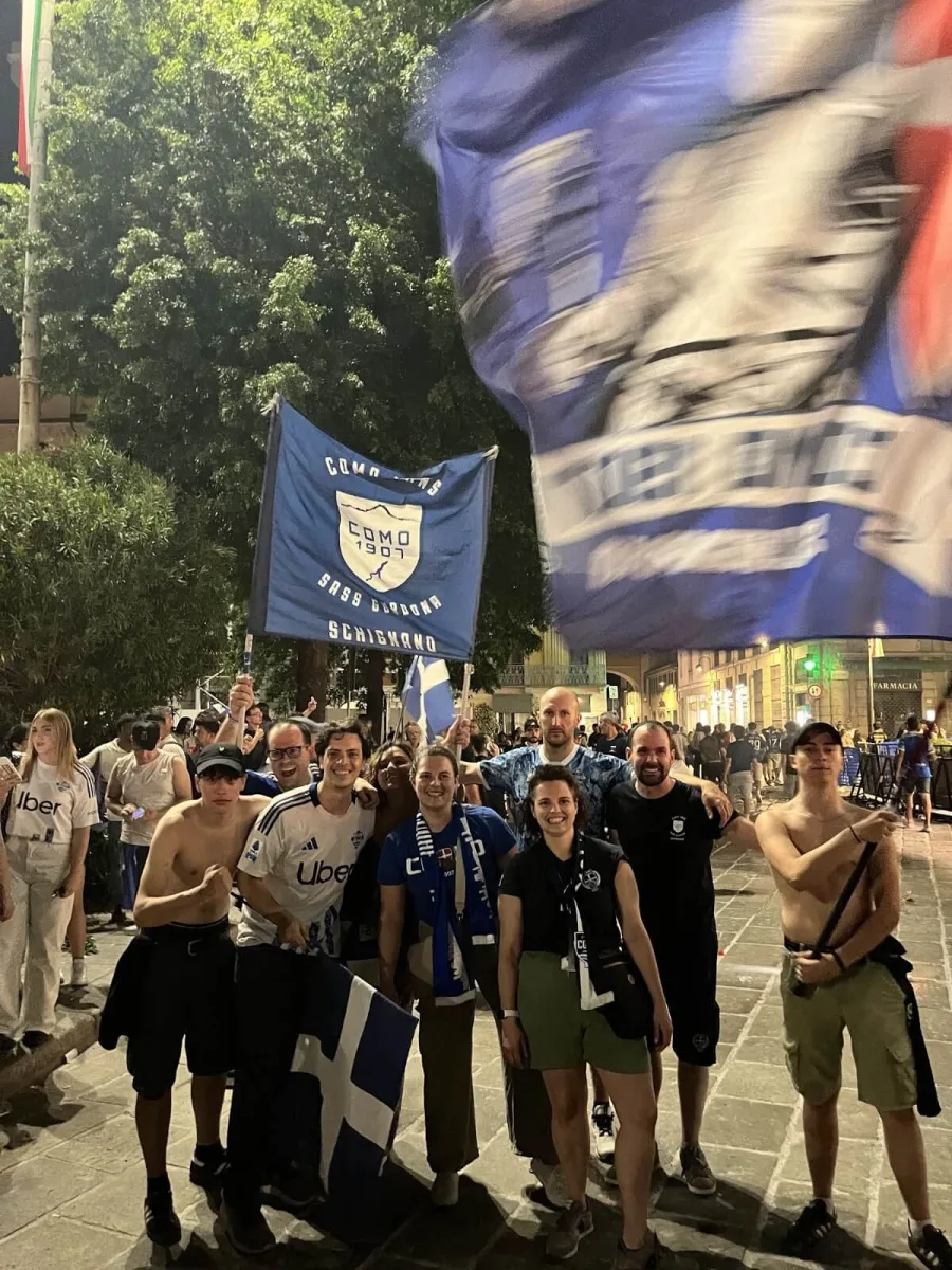 Bandiere Como Fans Sass Gurdona Schignano durante i festeggiamenti