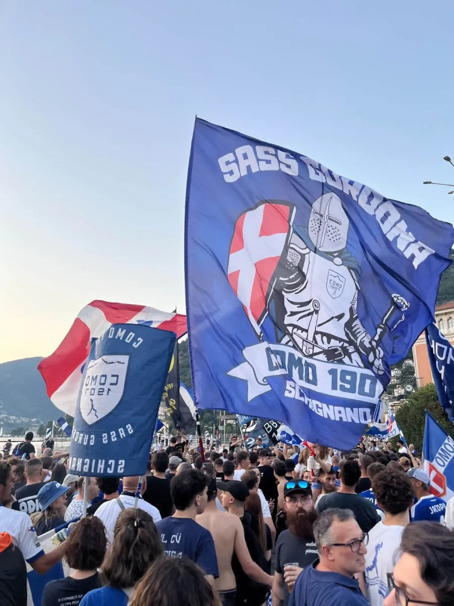 Bandiere biancoblù dei tifosi del Como 1907