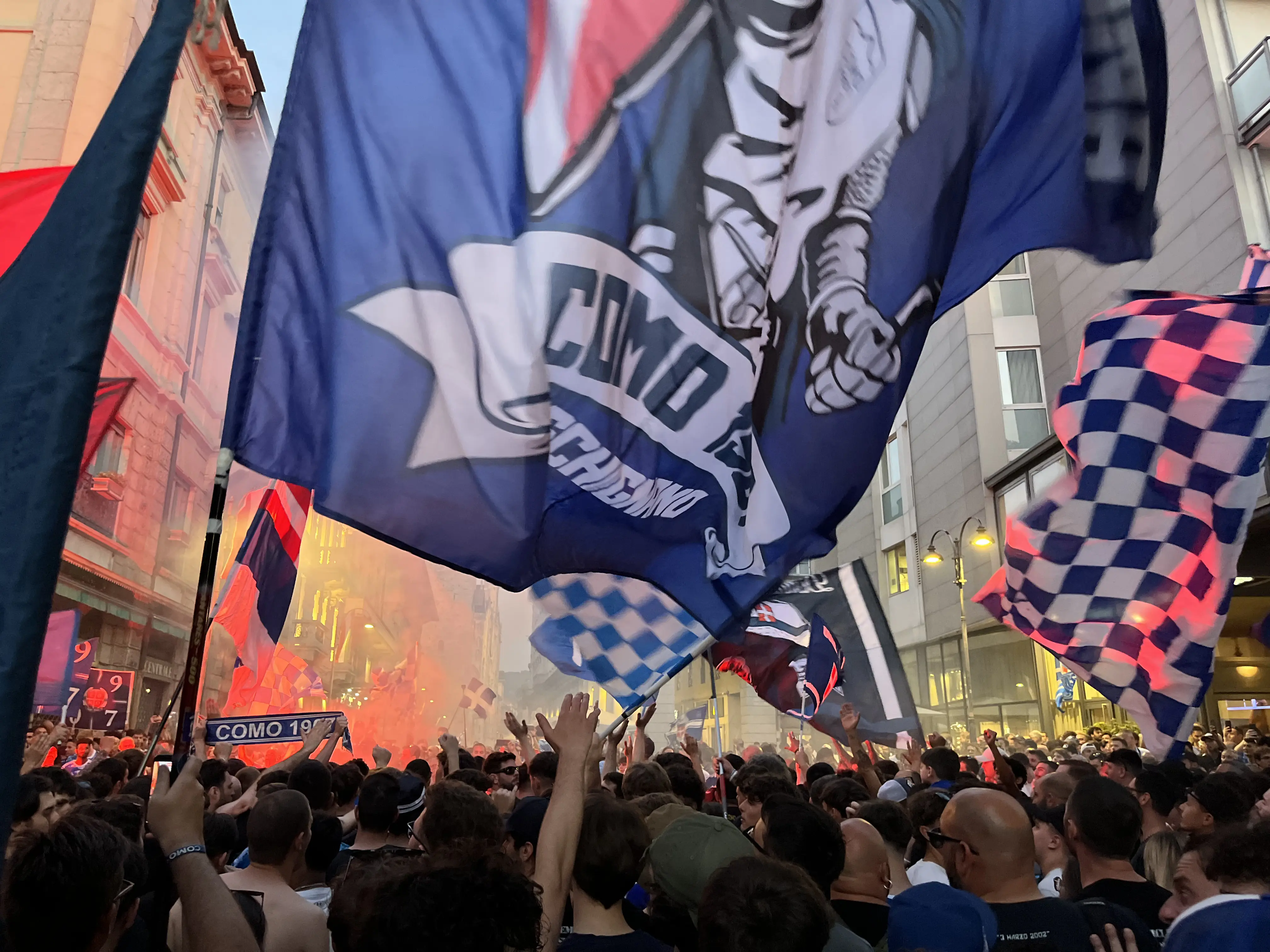 Bandiere biancoblù e tifosi del Como in piazza